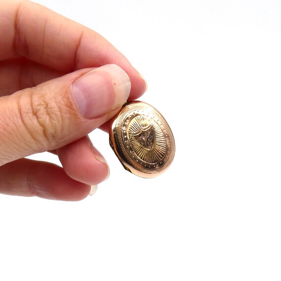 Antique engraved locket with a shield design, vin… - image 6
