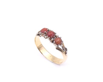 Vintage three stone coral ring, a lovely coral set gemstone ring.