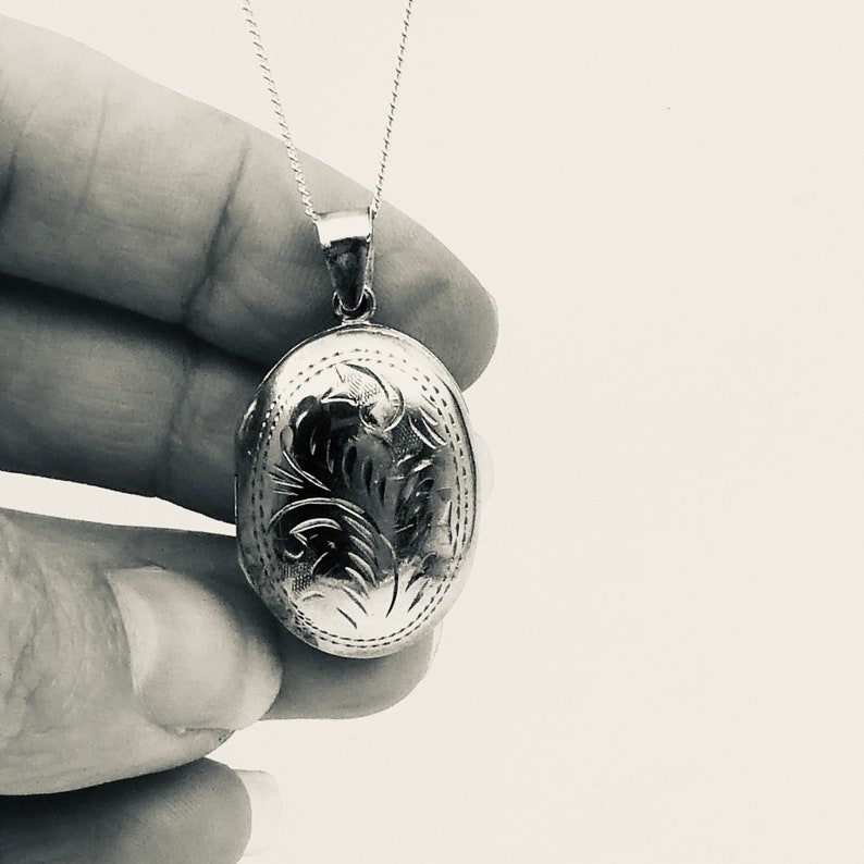 Vintage silver locket an ideal everyday silver locket. engraved silver locket with leaf design and a patterned border