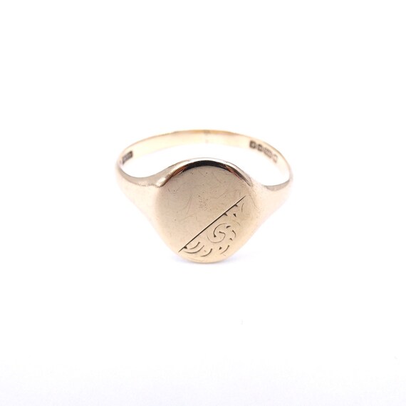 Signet ring gold, oval signet ring with engraving.