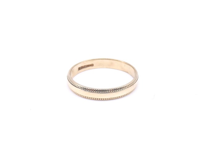 A gold band with a beaded edge, 9kt gold wedding band with detail.