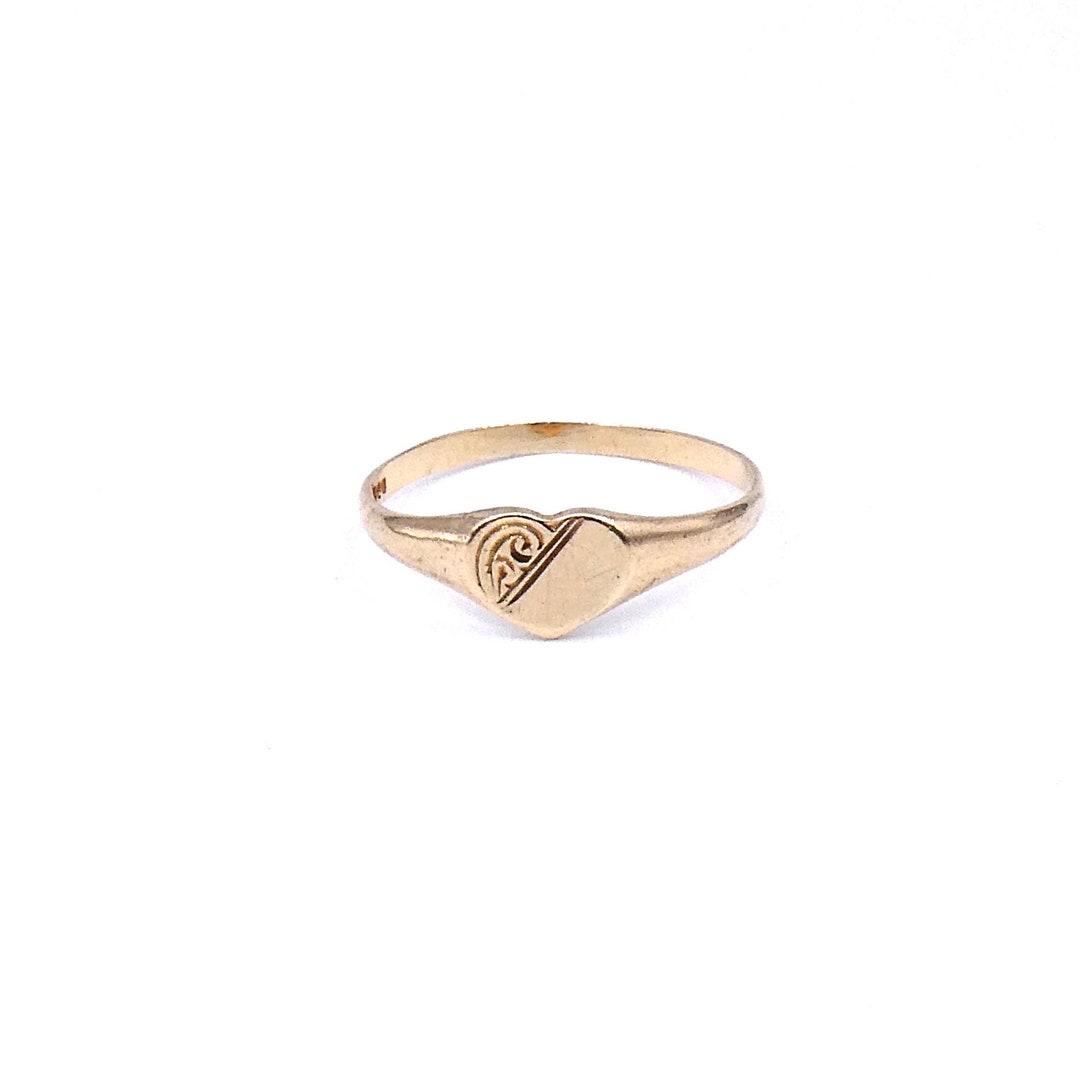 Vintage Gold Heart Ring With a Little Engraving, a Dainty Gold Ring an Ideal Love or Friendship
