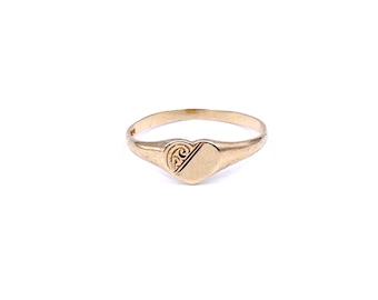 Vintage gold heart ring with a little engraving, a dainty gold ring an ideal love or friendship ring.