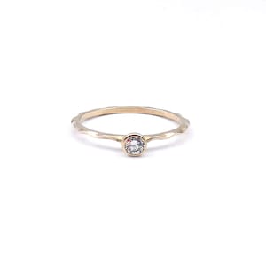Anillo solitario de diamante con una banda ondulada de oro de 9 quilates, anillo de promesa de diamante perfecto.