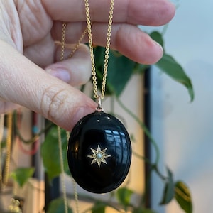Médaillon Jet ancien, médaillon de deuil de l'époque victorienne tardive, étoile dorée, accent de perles