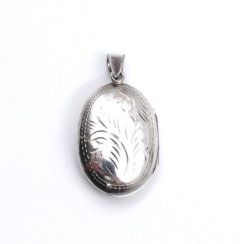 Vintage silver locket an ideal everyday silver locket. engraved silver locket with leaf design and a patterned border
