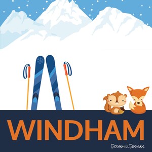 Könnte beinhalten: Eine Winterszene mit einer schneebedeckten Bergkette im Hintergrund. Im Vordergrund befinden sich zwei blaue Ski mit orangefarbenen Skistöcken und zwei Comic-Tiere, ein Eichhörnchen und ein Fuchs. Der Text "WINDHAM" ist in orangefarbenen Buchstaben auf einem dunkelblauen Hintergrund geschrieben. Der Text "DOWNHILL DESIGNS" ist in weißen Buchstaben auf einem dunkelblauen Hintergrund geschrieben.