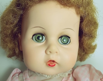 Muñeca bebé de vinilo pesado de los años 60 de 18 pulgadas y 4-1/2 pulgadas con atuendo original