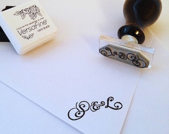 Kalligraphie Initialen Stempel | Personalisierte Hochzeit Stempel | Benutzerdefinierte Initialen | Ampersand Hochzeit Stempel | Monogramm Stempel |  Vereinigtes Königreich | Schiffe weltweit