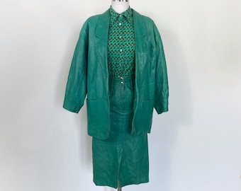 Traje de falda de cuero verde estilo vintage de los años 80.