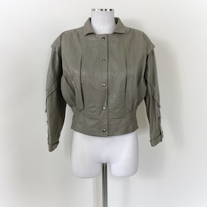 veste en cuir grise vintage des années 80, veste en cuir courte des années 80, veste en cuir des années 1980, blouson en cuir aviateur, veste courte en cuir