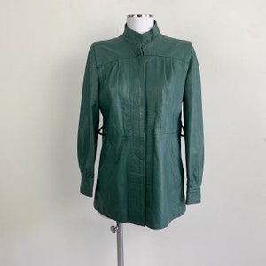 veste en cuir bleue vintage, veste en cuir verte, veste en cuir à col, veste en cuir des années 90, veste à col mao, veste en cuir des années 1990