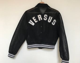 giubbino VERSUS VERSACE vintage, giubbino modello bomber nero con scritta sul retro Versus con bottoni in madreperla, made in Italy