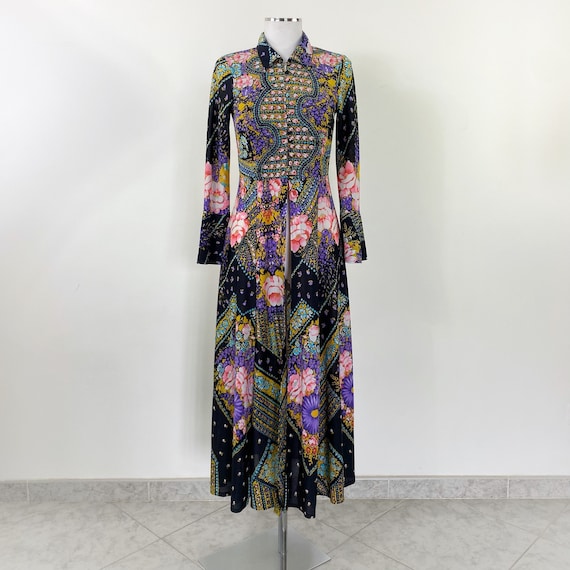 Vintage 70s floral dressing gown, 70s, vintage floral robe, 1970s dressing gown, 70s floral dress, floral nightgown, black floral robe