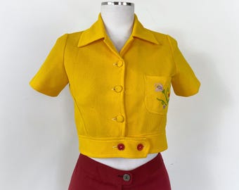 Blusa corta amarilla vintage de los años 70 con bolsillo bordado