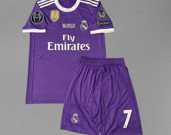 Rétro saison 2016 - 2017 Maillot Real Madrid extérieur C.Ro.naldo No 7 Maillot rétro violet Maillot de football à manches longues de la Ligue des Champions