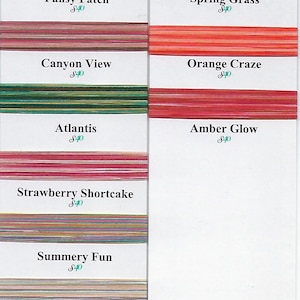Puede incluir: Dos tarjetas con una variedad de carretes de hilo de bordar de colores. Las tarjetas están etiquetadas "Signature 3 Ply Cotton Extra Long Staple Mercerized" y enumeran los colores "Cotton Candy", "Dreamy Blues", "Pansy Patch", "Spring Grass", "Canyon View", "Orange Craze", "Atlantis", "Amber Glow", "Strawberry Shortcake", "Summery Fun", "Early Sunset", "Corn Field", "Southwest" y "Poppy Blaze".
