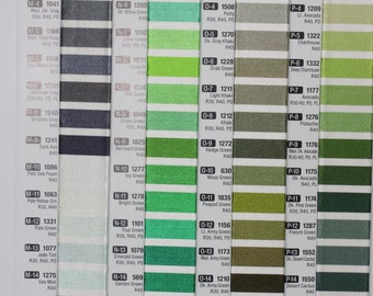 Puede incluir: Una carta de colores con filas de diferentes tonos de verde, gris y marrón. Cada color está etiquetado con un número y un nombre, como "Sterling", "Gris", "Verde menta", "Verde sauce", "Masilla clara", "Verde drapeado", "Khaki claro", "Verde seto", "Verde musgo", "Verde guisante", "Verde ejército claro", "Verde ejército medio", "Verde ejército oscuro", "Bosque oscuro", "Verde loden", "Niebla de fairway", "Rocío de miel", "Amarillo pastel-Gm", "Aguacate claro", "Chartreuse", "Chartreuse oscuro", "Aguacate", "Pistacho", "Aguacate oscuro medio", "Aguacate oscuro", "Verde pino oscuro", "Verde francés", "Cactus del desierto oscuro", "Cactus del desierto", "Perenne", "Khaki oscuro".