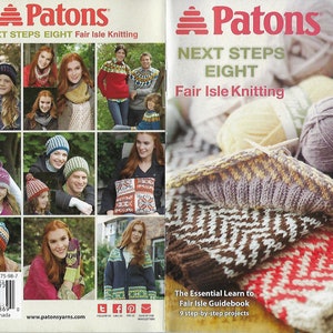 Könnte beinhalten: Ein Buchcover für ein Strickmusterbuch mit dem Titel "Patons Next Steps Eight Fair Isle Knitting". Das Cover zeigt eine Auswahl an gestrickten Artikeln, darunter Mützen, Schals und ein Kissen. Das Buch wird von Patons herausgegeben und hat die ISBN 978-1-897575-98-7. Das Buch kostet 4,95 $ und wurde in Kanada gedruckt.