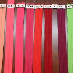 Puede incluir: Una selecci&oacute;n de diez cintas de cremallera en varios colores, incluyendo melocot&oacute;n, rosa, rojo, burdeos, verde y oliva. Las cintas de cremallera est&aacute;n etiquetadas con n&uacute;meros, incluyendo 274, 813, 341, 516, 354, 820, 520, Y0997, 536 y 528.