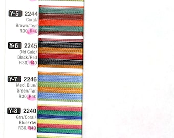 Puede incluir: Una carta de colores con 12 filas de hilo de bordar. Cada fila tiene una combinación de colores diferente y está etiquetada con una letra y un número. Los colores incluyen turquesa, coral, plata, melocotón, azul, óxido, verde, rojo, oro, morado, marrón, verde azulado, negro, oro viejo, azul medio, verde, marrón, coral, azul, lavanda, rojo, amarillo, verde, burdeos, marrón, verde oscuro, marrón y marrón claro.