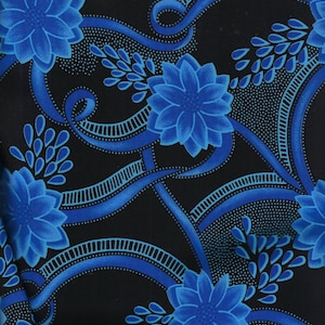 Puede incluir: Patrón floral azul sobre fondo negro. El patrón presenta flores y hojas estilizadas.