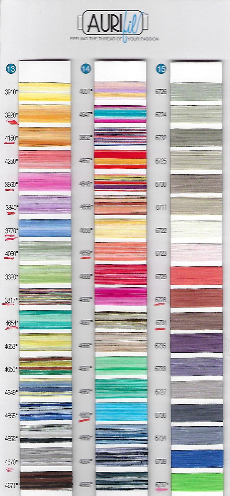 Puede incluir: Una carta de colores de hilo de bordar con una variedad de colores, incluyendo amarillo, naranja, rosa, rojo, verde, azul, morado y gris. La carta est&aacute; etiquetada con n&uacute;meros y el nombre de la marca "AURIfil" con el lema "Feeling the thread of your passion".