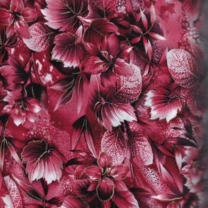 Kleiderstoff: Mook Fabrics 60 &quot;breites Polyester mit goldenen metallischen Akzenten.