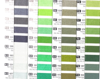 Puede incluir: Una carta de colores para hilo de bordar con una variedad de tonos verdes. La carta está etiquetada con números y letras, y cada color tiene un nombre correspondiente. La carta también incluye símbolos de cuidado para el hilo de rayón y poly deco.