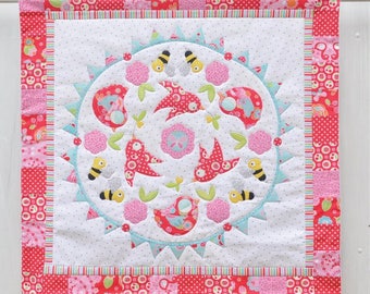 Quiltmuster. BIRDS & THE BEES - Pattern - Applikation Mini Quilt von Claire Turpin Design. Maße sind 30 "quadratische Wanddecke.