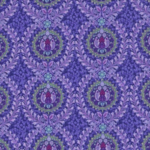 Tejido de algodón cortado a medida. &quot;Cambria&quot; de Chong A-Hwang para Timeless Treasures es una tela violeta y lavanda que tiene un diseño de 3,25 pulgadas.