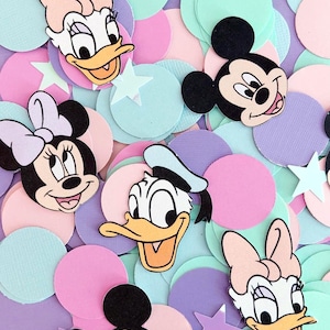 Puede incluir: Un colorido arreglo de confeti con los personajes de Disney Mickey Mouse, Minnie Mouse, Donald Duck y Daisy Duck. El confeti incluye c&iacute;rculos y estrellas de colores pastel, creando un dise&ntilde;o l&uacute;dico y festivo.