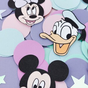 Puede incluir: Recortes de personajes de Disney, incluyendo Mickey Mouse, Minnie Mouse, Donald Duck y Daisy Duck, se encuentran entre confeti de colores pastel y decoraciones en forma de estrella. Los personajes sonr&iacute;en, creando un tema alegre y juguet&oacute;n.