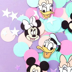 Puede incluir: Confeti colorido con personajes de Disney: Mickey Mouse, Minnie Mouse, Donald Duck y Daisy Duck. El confeti incluye c&iacute;rculos y estrellas en colores pastel sobre un fondo morado.