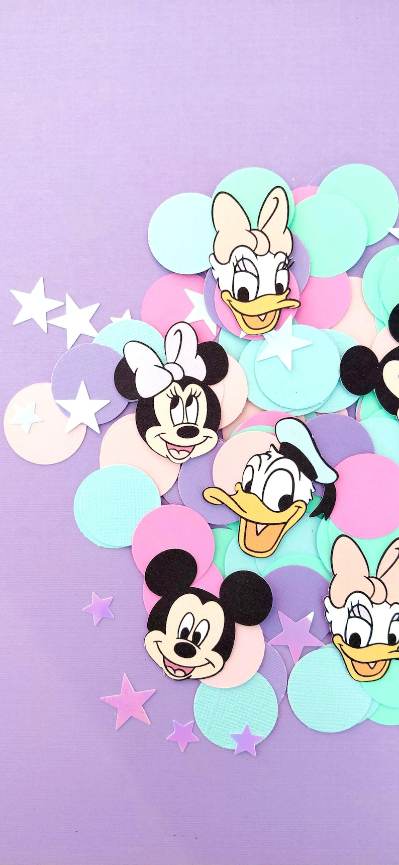 Puede incluir: Confeti colorido con personajes de Disney: Mickey Mouse, Minnie Mouse, Donald Duck y Daisy Duck. El confeti incluye c&iacute;rculos y estrellas en colores pastel sobre un fondo morado.