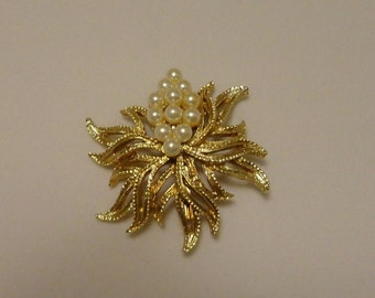 Vintage Gold Tone Pearl Cluster Brooch