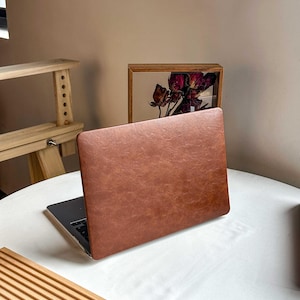 Chestnut brown Leather Case for All New MacBook M4 Air 13" 2025 A2681 A3113 Pro 13 A2338 Pro 14 15 2021 Pro 16 inch Laptop Case Gift For Dad cover logo case