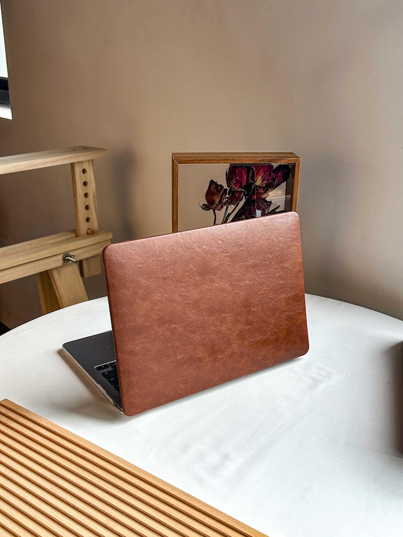 Chestnut brown Leather Case for All New MacBook M4 Air 13" 2025 A2681 A3113 Pro 13 A2338 Pro 14 15 2021 Pro 16 inch Laptop Case Gift For Dad cover logo case