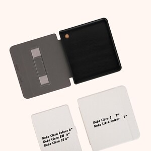 Op de afbeelding: Een close-up van twee witte e-reader hoesjes met de tekst "Kobo Clara Colour 6", "Kobo Clara BW 6", "Kobo Clara 2E 6", "Kobo Libra 2 7" en "Kobo Libra Colour 7".