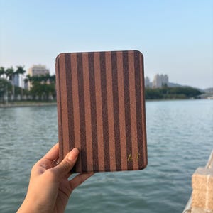 Capa personalizada com listras marrons, Paperwhite 12ª geração 2024, capa para Kindle 2022/2021, capa para Kindle Oasis Kobo Clara, presentes para ela