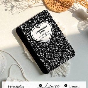 Peut inclure: Un cahier noir et blanc avec un autocollant en forme de cœur qui dit "COMPOSITION BOOK" et a un espace vide pour un nom. Le nom "Lauren" est écrit dans l'espace vide. La date "08.21" est écrite sous le nom.