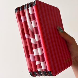 Rote Serie Personalisierung Alle Neue Kindle 12.Generation 2024 Hülle Paperwhite 2021 Abdeckung 6.8 Hülle Kobo Clara Hülle Weihnachtsgeschenke für Mama Bild 13