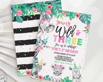 Op de afbeelding: Twee uitnodigingskaarten met een junglethema. Eén kaart heeft zwart-witte strepen met bloemen- en bladaccenten. De andere kaart zegt "Young Wild & Three" met dierenillustraties en feestdetails. De kaarten zijn versierd met aquarel illustraties.