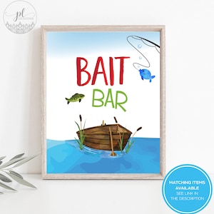 Puede incluir: Impresión enmarcada con temática de pesca. Las palabras "BAIT BAR" están en rojo y verde. Un bote de madera flota sobre agua azul, con una caña de pescar y dos peces de dibujos animados. La impresión tiene un marco de madera clara.