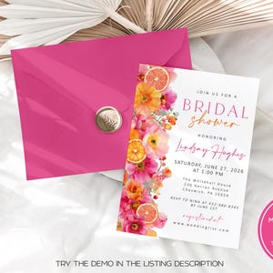 以下が含まれることがあります： 「Join us for a Bridal Shower」のテキストとLindsay Hughesのイベントの詳細が記載された、花柄と柑橘系のアクセントが施されたブライダルシャワーの招待状。 金色のシールが付いたピンク色の封筒が含まれています。