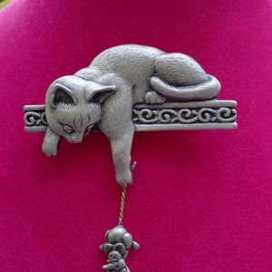 JJ JONETTE JEWELRY, Pewter Pin/Brooch, Cat With Mouse By The Tail