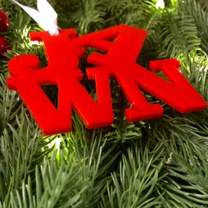 Op de afbeelding: Rode kerstversiering met het woord "WIN" in dikke, blokletters.