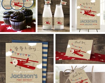Puede incluir: Suministros de fiesta imprimibles para un primer cumpleaños con un tema de avión rojo. El conjunto incluye un letrero de bienvenida, una invitación, una tarjeta de agradecimiento, adornos para cupcakes, etiquetas para botellas de leche y una etiqueta de favor. El texto de la invitación dice "Por favor, únase a nosotros para celebrar el primer cumpleaños de Jackson".