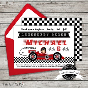 以下が含まれることがあります： 「LEGENDARY RACER」と「MICHAEL is turning 6」の文字が入った赤いレーシングカーの誕生日招待状。赤い封筒と白黒のチェッカーフラッグのデザインが含まれています。