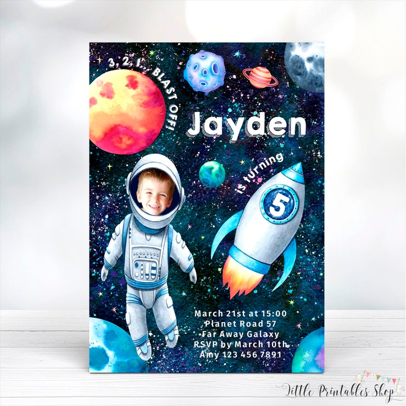 Pu&ograve; includere: Un invito di compleanno per un bambino che compie cinque anni. L'invito presenta un'illustrazione ad acquerello di un astronauta nello spazio con pianeti, stelle e un razzo. Il testo dell'invito recita "Jayden compie 5 anni" e include i dettagli della festa, come la data, l'ora e il luogo.